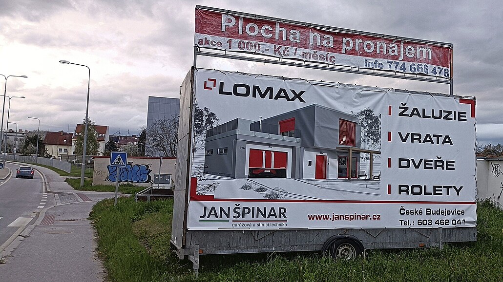 Nelegální billboard na okraji eských Budjovic vyrobený z pívsného vozíku a...