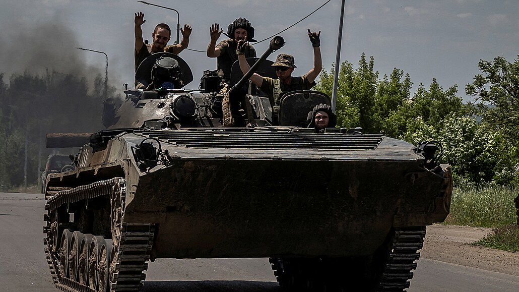 Písluníci ukrajinské armády jedou na bojovém vozidle pchoty BMP-1 poblí...