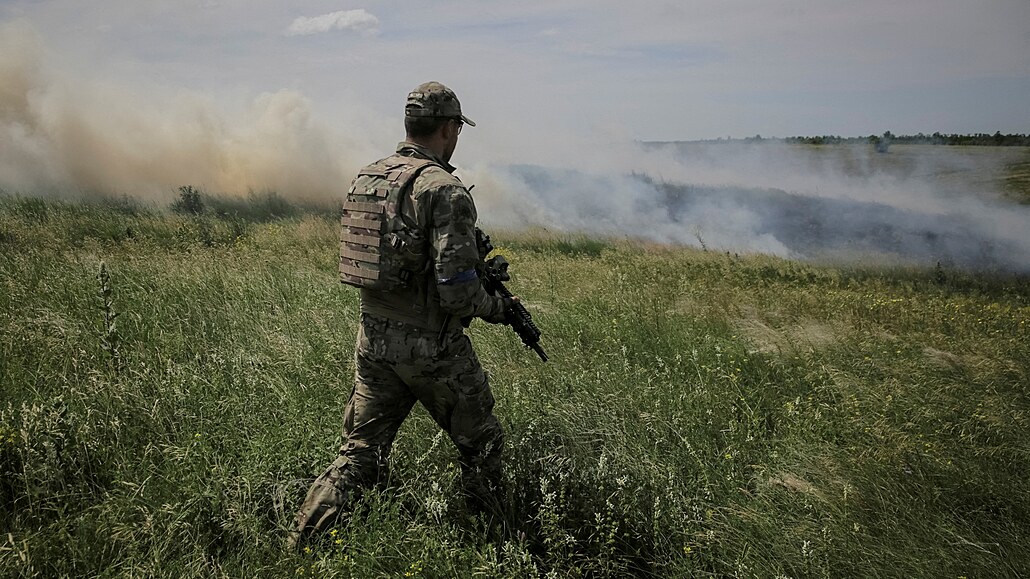 Písluník ukrajinské armády u frontové linie poblí nov osvobozené vesnice...