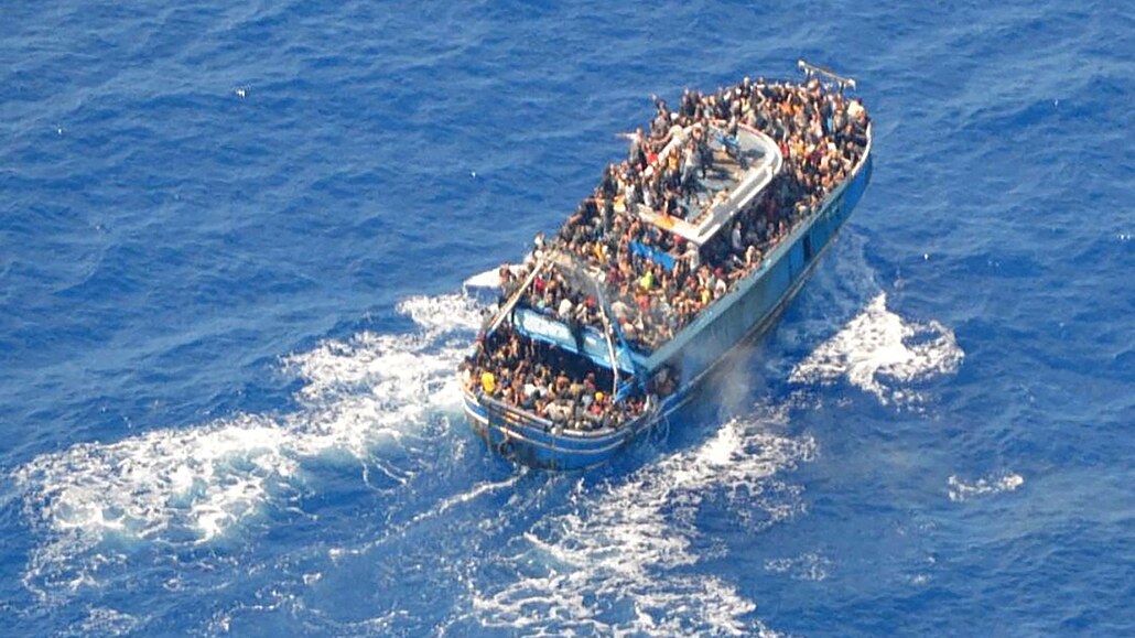 Fotografie poskytnutá eckou pobení stráí ukazuje migranty na palub lunu...