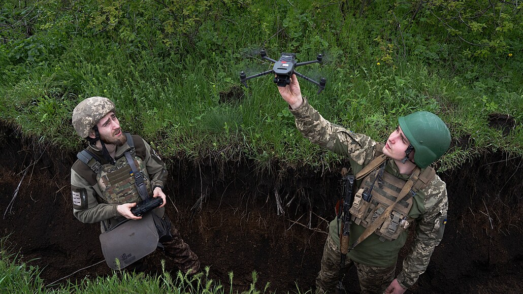 Ukrajintí vojáci bhem przkumu pomocí dron poblí Soledaru (24. dubna 2023)