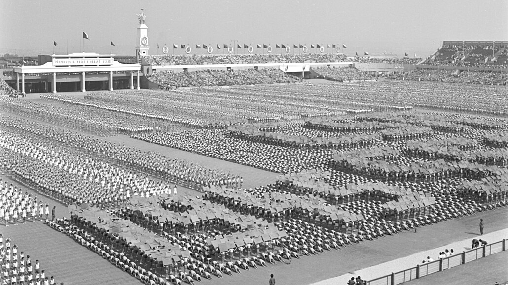Fotografie z první celostátní spartakiády na stadionu na Strahov. (24.6. 1955)