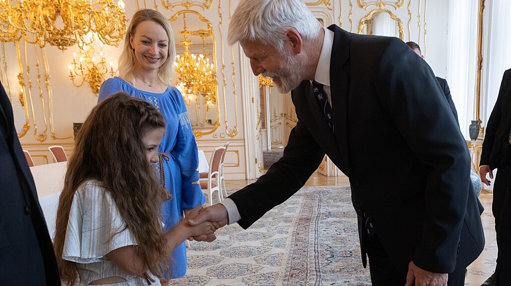 Prezident Petr Pavel pi setkání s ukrajinskou dívkou (10. ervna 2023)