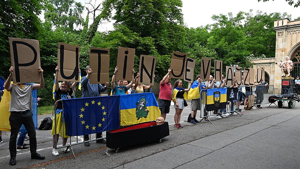 Píznivci Ukrajiny na demonstraci ped ruským velvyslanectvím v Praze (10....