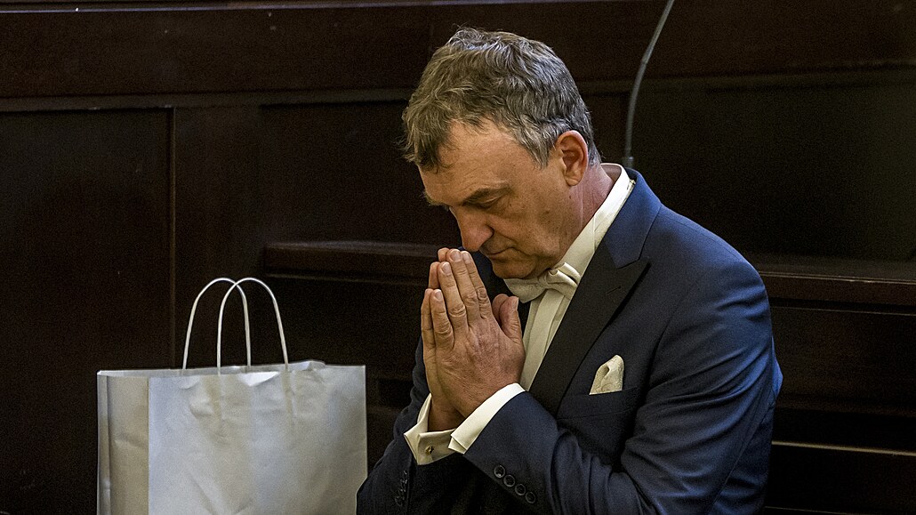 Pra�ský M�stský soud rozhodl, �e n�kdej�í mana�er Antonín Kolá�ek je vinen v...