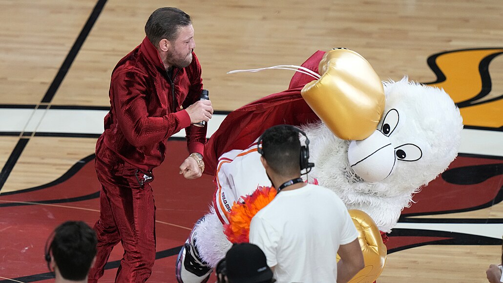 Maskot Miami Heat padá poté, co jej udeil Conor McGregor.