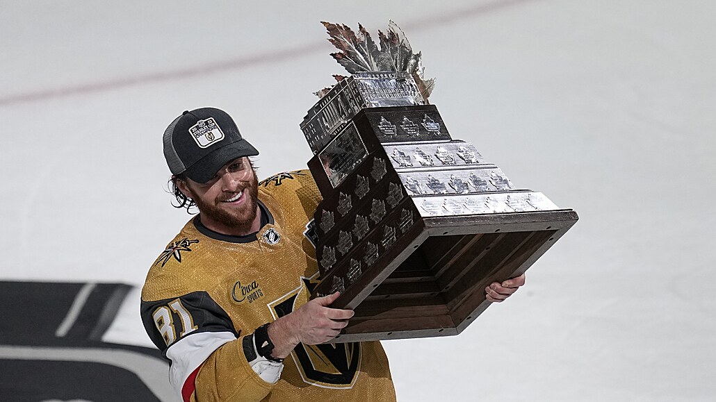 Jonathan Marchessault z Vegas se usmívá a dr�í Conn Smythe Trophy pro...