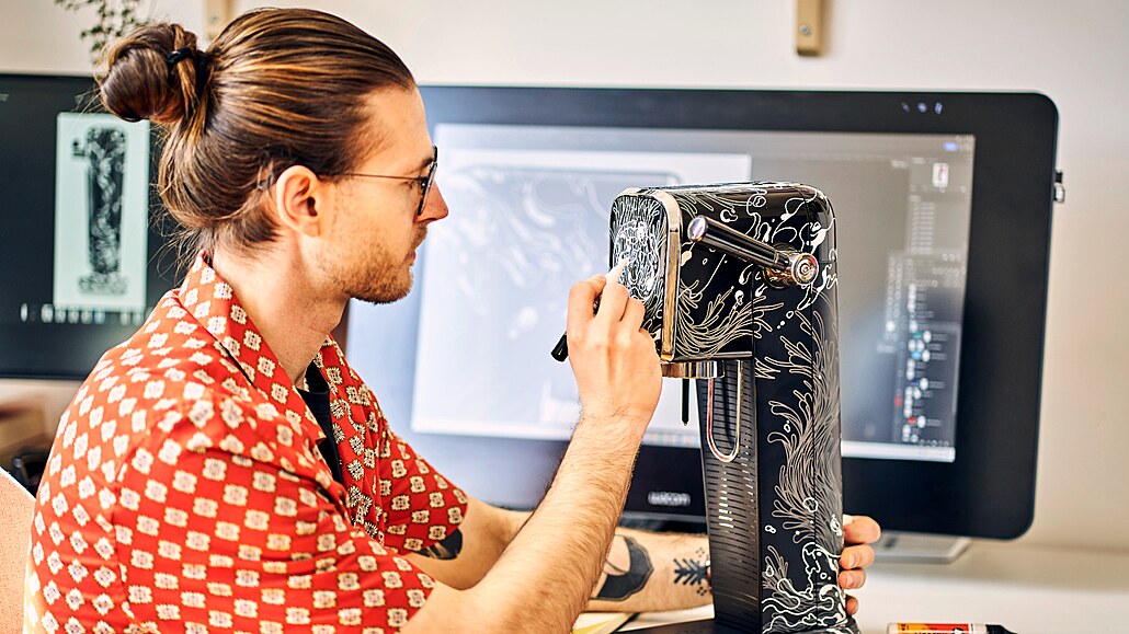Marek Kulhavý alias Mára �mára p�i designování auk�ního výrobníku SodaStream...