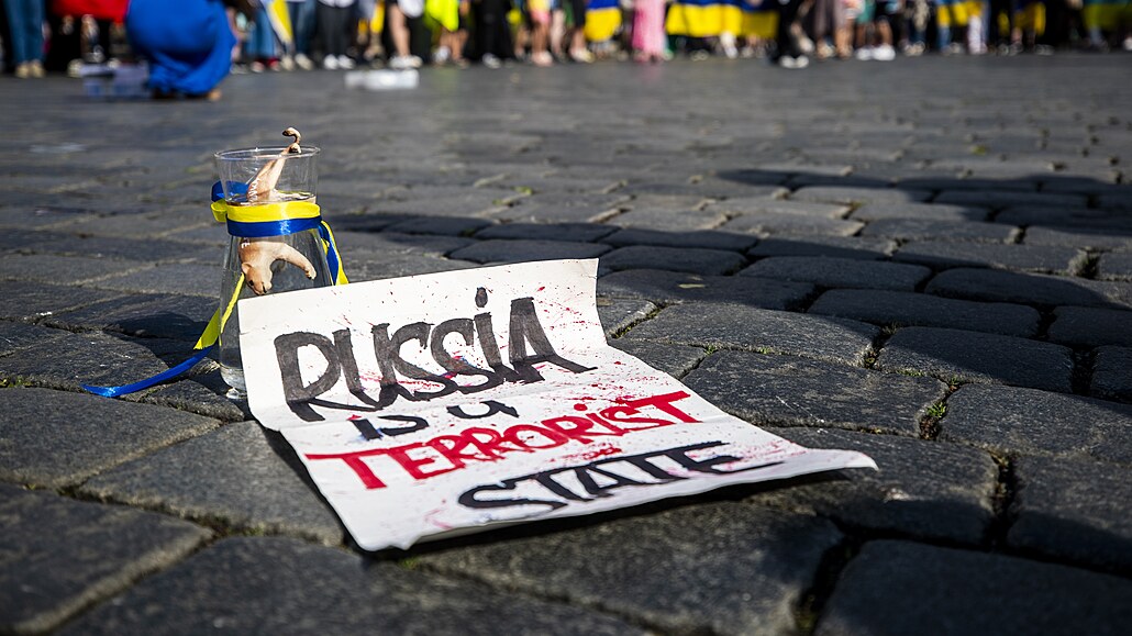 Happening na protest proti odstelení ukrajinské Kachovské pehrady. Akci...