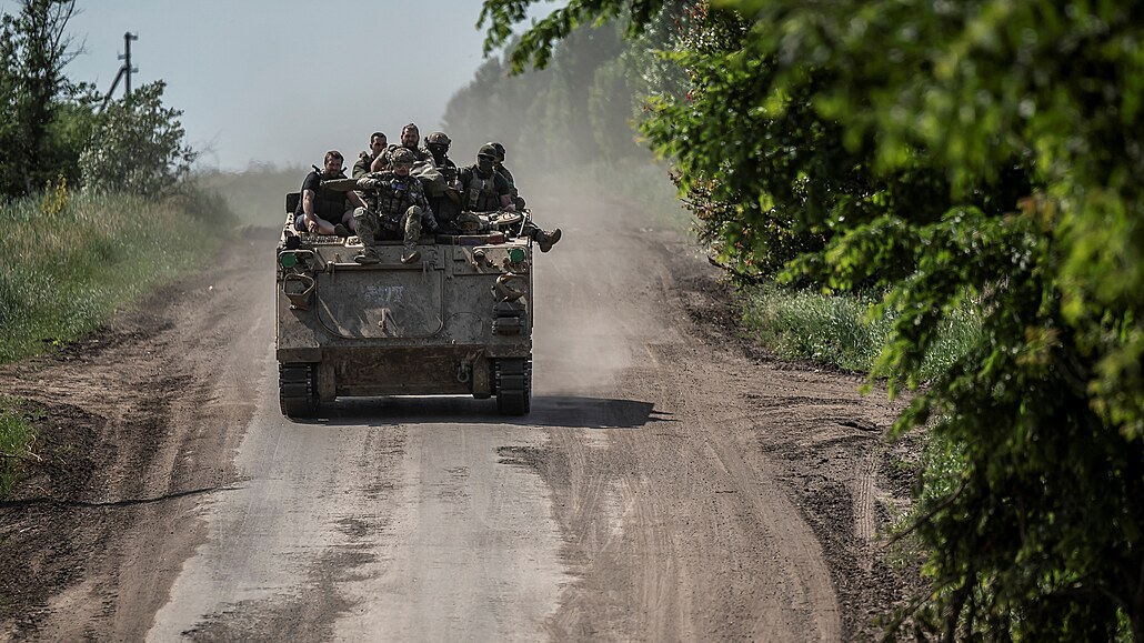Ukrajintí vojáci v tanku poblí fronty u východoukrajinského Bachmutu (9....