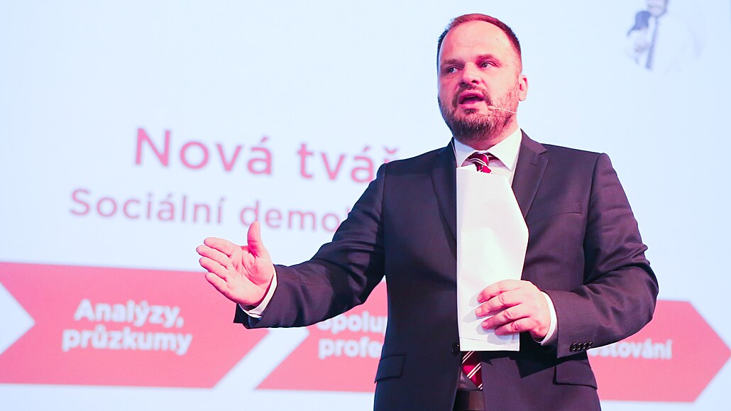 Sjezd �SSD  v Plzni. P�edseda Michal �marda byl zvolen na dal�í období. (10. 6....