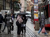 Pra�ané na Karlov� most� v de�ti. (14. dubna 2023)