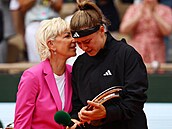 Karolína Muchová, poražená finalistka na Roland Garros, a Chris Evertová