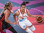eská rozehrávaka Elika Hamzová (vpravo) proniká belgickou obranou kolem...