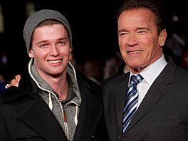 Herec Arnold Schwarzenegger se synem Patrickem. I zde nepadlo jablko daleko od...