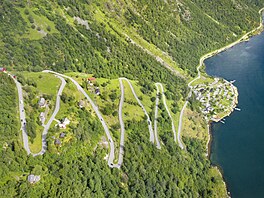 &#216;rnevegen, Norsko. Cesta orl, &#216;rnevegen, lemující fjordy a vrcholky...