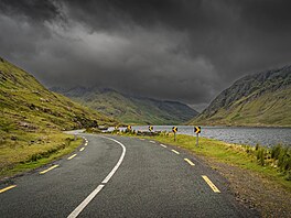 Wild Atlantic Way, Irsko. Pes devt okres a ti provincie, od Moherských...