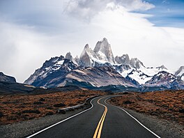 El Chalten, Argentina. Silnice s výhledy na patagonské pozoruhodné masivy...