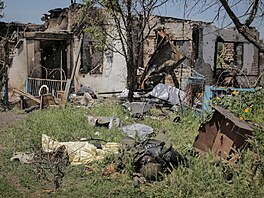 Mrtvý ruský voják u osvobozené ukrajinské obce Nesku�ne  (13. �ervna 2023)