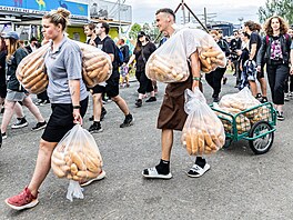 Koncert Rock for People. Je poteba doplnit zásoby. Hradecká pehlídka byla...