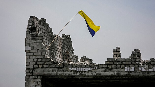 Ukrajinsk vlajka v erstv osvobozen vsi Neskune na jihozpad Donck oblasti (13. ervna 2023)