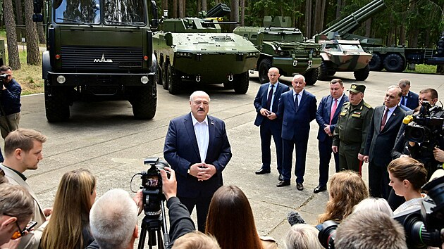 Běloruský prezident Alexandr Lukašenko při návštěvě vojenského komplexu v Minské oblasti (13. června 2023)