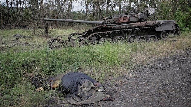 Tlo ruskho vojka a znien rusk tank u osvobozen obce Staroeve (14. ervna 2023)
