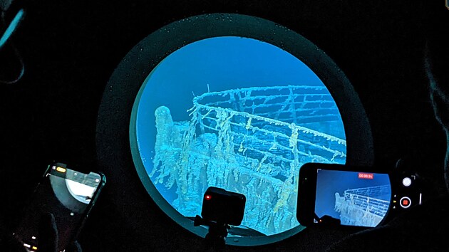 Vhled z ponorky firmy OceanGate na vrak Titaniku