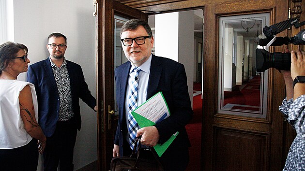 Ministr financ Zbynk Stanjura pijel na jednn s odbory o spornm balku. (13. ervna 2023)