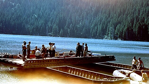 Pslunci potpskho tvaru pi przkumu ernho jezera na umav. (3.7.1964)