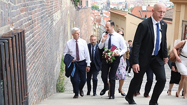 Prezident Petr Pavel odch�z� po n�v�t�v� Sn�movny na Hrad. (13. �ervna 2023)