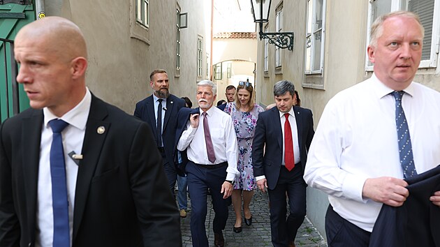Prezident Petr Pavel odchází po návštěvě Sněmovny na Hrad. (13. června 2023)