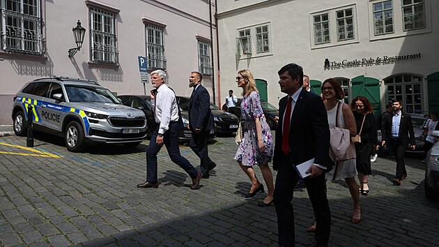Prezident Petr Pavel odchází po návštěvě Sněmovny na Hrad. (13. června 2023)