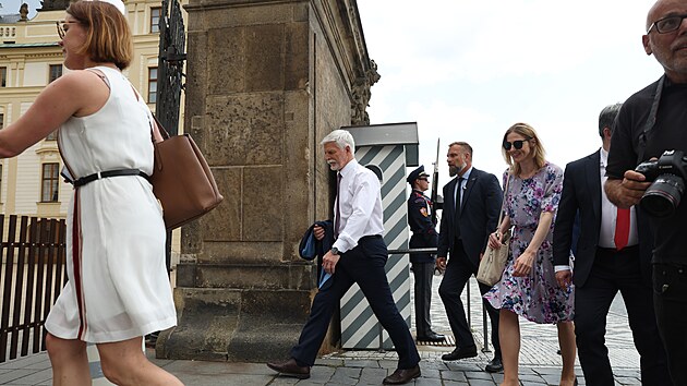Prezident Petr Pavel odchází po návštěvě Sněmovny na Hrad. (13. června 2023)