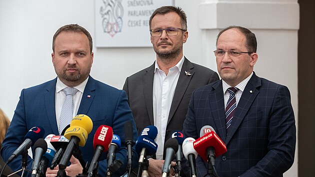 Ministr zemdlstv Zdenk Nekula (uprosted) rezignoval. Nahrad ho lidoveck kolega Marek Vborn (vpravo) oznmil Marian Jureka. (14. ervna 2023)