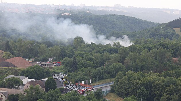 Hasiči odpoledne vyjeli k požáru střelnice v pražském Suchdole. (16. června 2023)