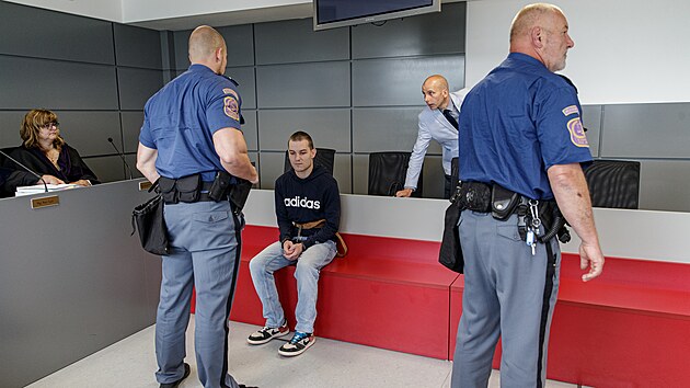 Daniel Haberland u Krajsk�ho soudu v Olomouci �el� obvin�n� z vra�dy sv�ho zn�m�ho. (19. �ervna 2023)