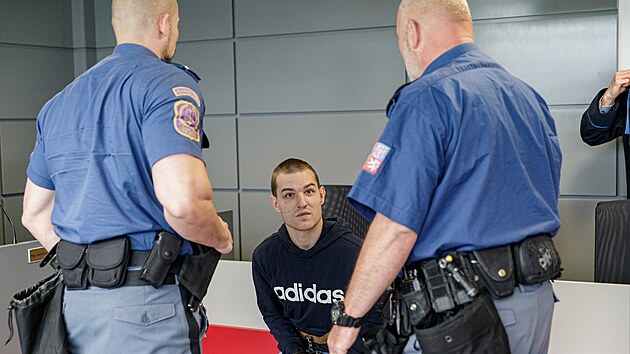 Daniel Haberland u Krajsk�ho soudu v Olomouci �el� obvin�n� z vra�dy sv�ho zn�m�ho. (19. �ervna 2023)