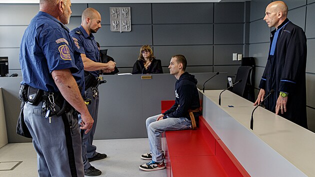 Daniel Haberland u Krajskho soudu v Olomouci el obvinn z vrady svho znmho. (19. ervna 2023)