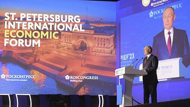 Ruský prezident Vladimir Putin hovoří na mezinárodním ekonomickém fóru v Petrohradě. (16. června 2023)