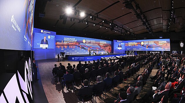 Ruský prezident Vladimir Putin hovoří na mezinárodním ekonomickém fóru v Petrohradě. (16. června 2023)