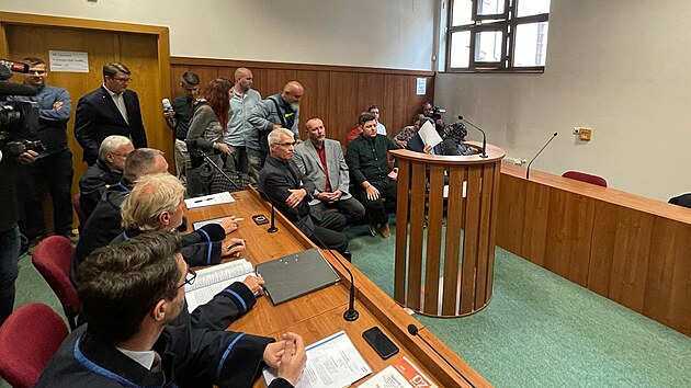Ob�alovan� v kauze �dajn�ho ovliv�ov�n� pr�b�hu z�v�re�n�ch zkou�ek v auto�kol�ch ve Varnsdorfu v jednac� s�ni d���nsk�ho okresn�ho soudu. (15. �ervna 2023)
