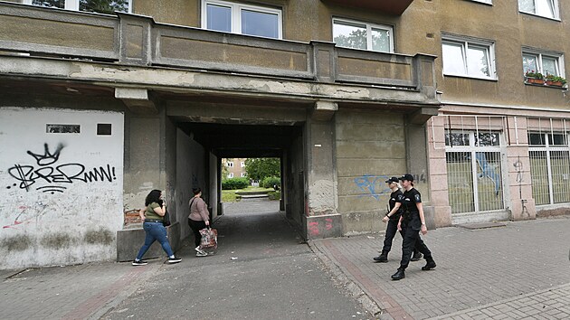Hldka Mstsk policie Most pi prochzen problmovou lokalitou zvanou Stovky (erven 2023)