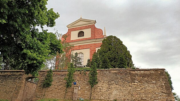 Kostel Nejsvtj trojice v Zahoanech na Litomicku (erven 2023)