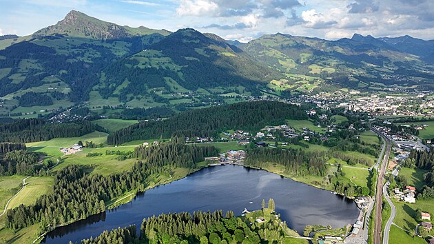 V lt se v Kitzbhelu dostanete lanovkami bez nmahy a na est kopc  Hahnenkamm (1 670 m), Ehrenbachhhe (1 802 m), Kitzbhler Horn (1 996 m), Bichlalm (1 597 m), Gaisberg (1 767 m) a Resterkogel (1 894 m).