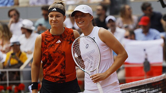 Karolna Muchov (vlevo) a Iga wiatekov ped vzjemnm finle na Roland Garros
