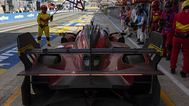 Slavnou tyiadvacetihodinovku v Le Mans pi stm vro vzniku zvodu vyhrlo...