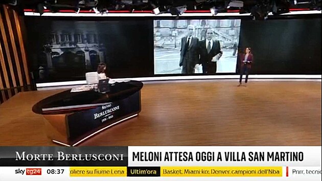 Italsk televize Sky TG24 se po smrti expremira Silvia Berlusconiho pebarvila do ern. (13. ervna 2023)