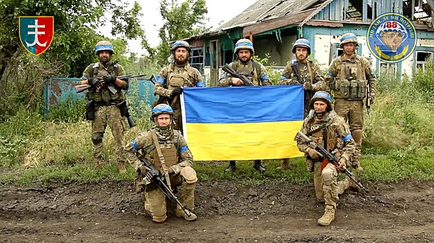 Ukrajint vojci 35. samostatn brigdy v osvobozen obci Storoeve na zpad Donck oblasti (12. ervna 2023)