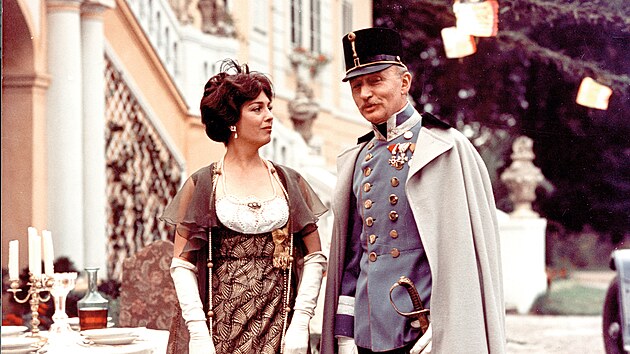 Film Bo�sk� Ema re�is�ra
Ji��ho Krej��ka � na sn�mku
Bo�idara Turzonovov� a Ji��
Adam�ra. �Krej��k! Po��d
mi telefonoval. Volal mi
v jeden�ct v noci, v jednu
v noci, v �est r�no, pak hned
v sedm�� vzpom�n� Irena
Bergerov� na slavn�ho
re�is�ra. �Byla jsem z n�j
mrtv�.�